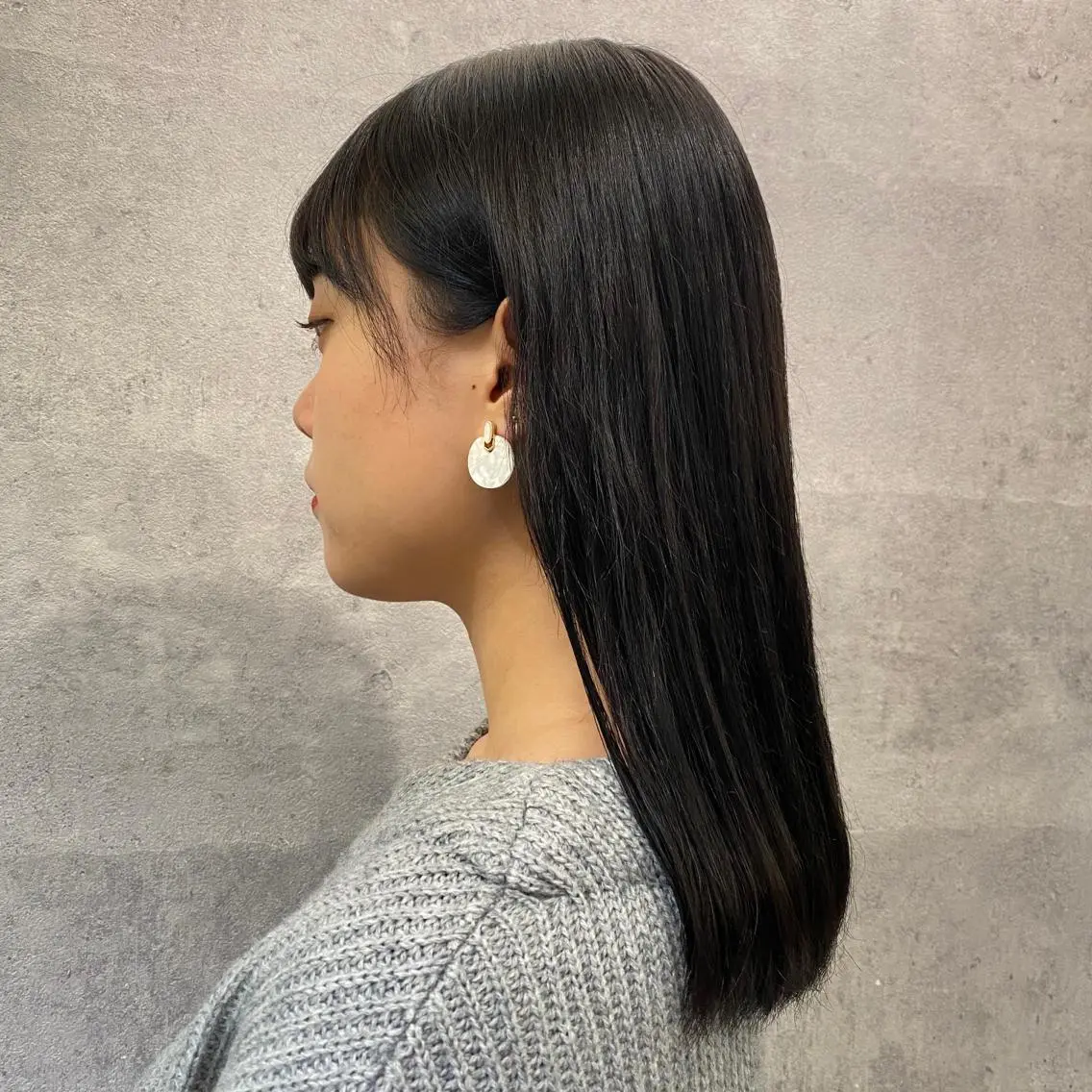 セミロング カラー アッシュ 黒髪 ダークアッシュ ナチュラルブラック 𝑺𝒂𝒌𝒊 🩶マンツーマン施術のヘアスタイル
