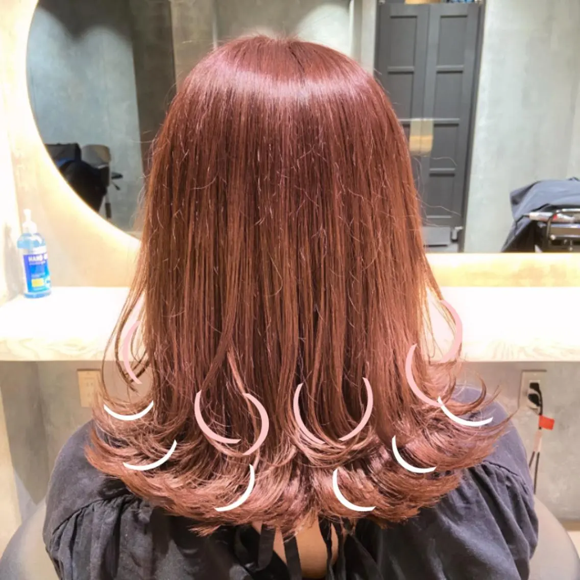 ミディアム カラー レイヤーカット 外ハネヘア ツバサ 髪質改善のヘアスタイル