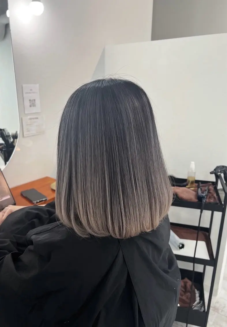 ショート カラー バレイヤージュ シルバー ホワイトシルバー レイヤーカット 指名数No.1 /NAOYAのヘアスタイル