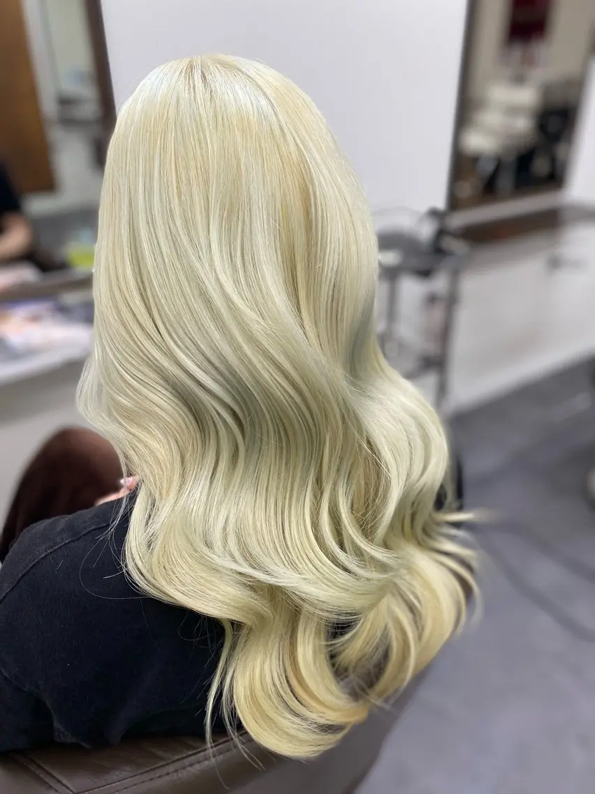 カラー ブリーチ 抜きっぱなしブロンド 黒木 千晴のヘアスタイル
