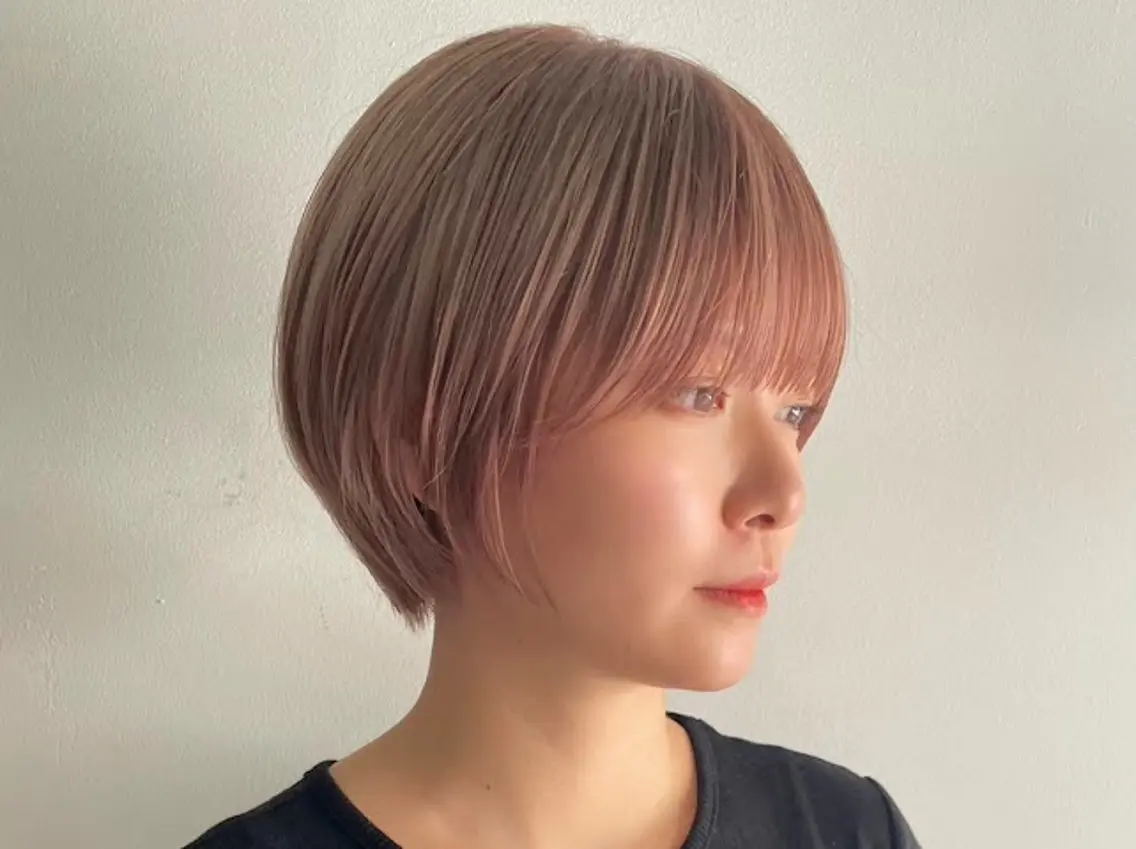 ショート ハイトーン💎 ホワイトベージュ坪谷のヘアスタイル