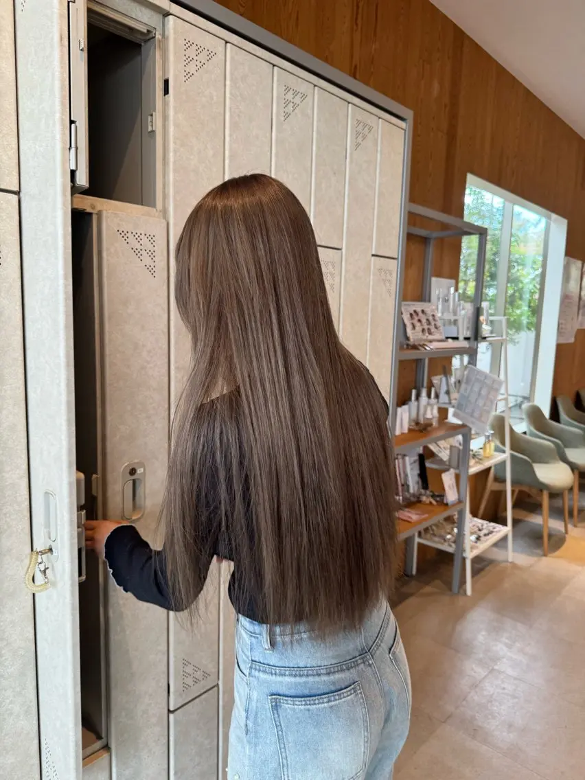 ロング カラー ブリーチ ダブルカラー ブリーチなしカラー 黒木日那/髪質改善/ グレージュ/レイヤーのヘアスタイル