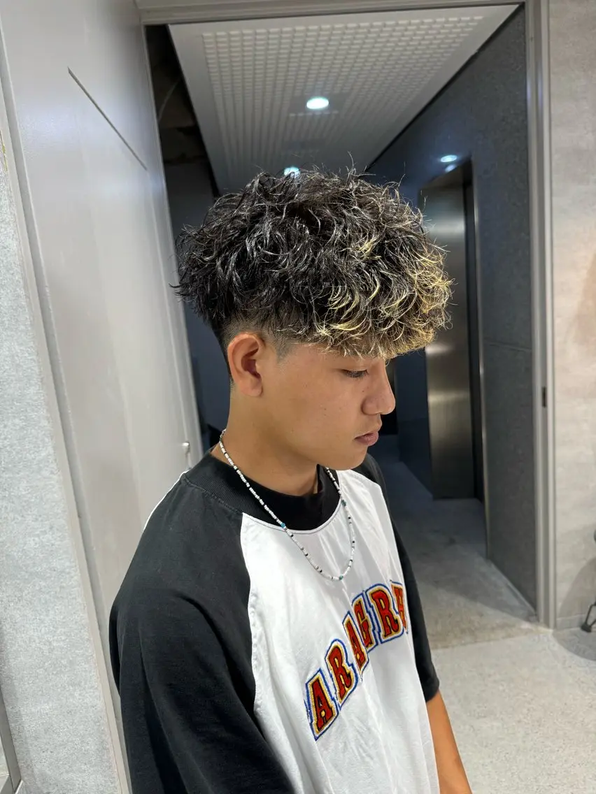 ショート カラー パーマ ヘアアレンジ メンズ メンズブリーチ センターパート メンズハイライト メンズハイトーン マッシュ カット パーマ トリートメント ヘッドスパ ヘアセット スパイキー/フェザー /波巻き/かいとのヘアスタイル