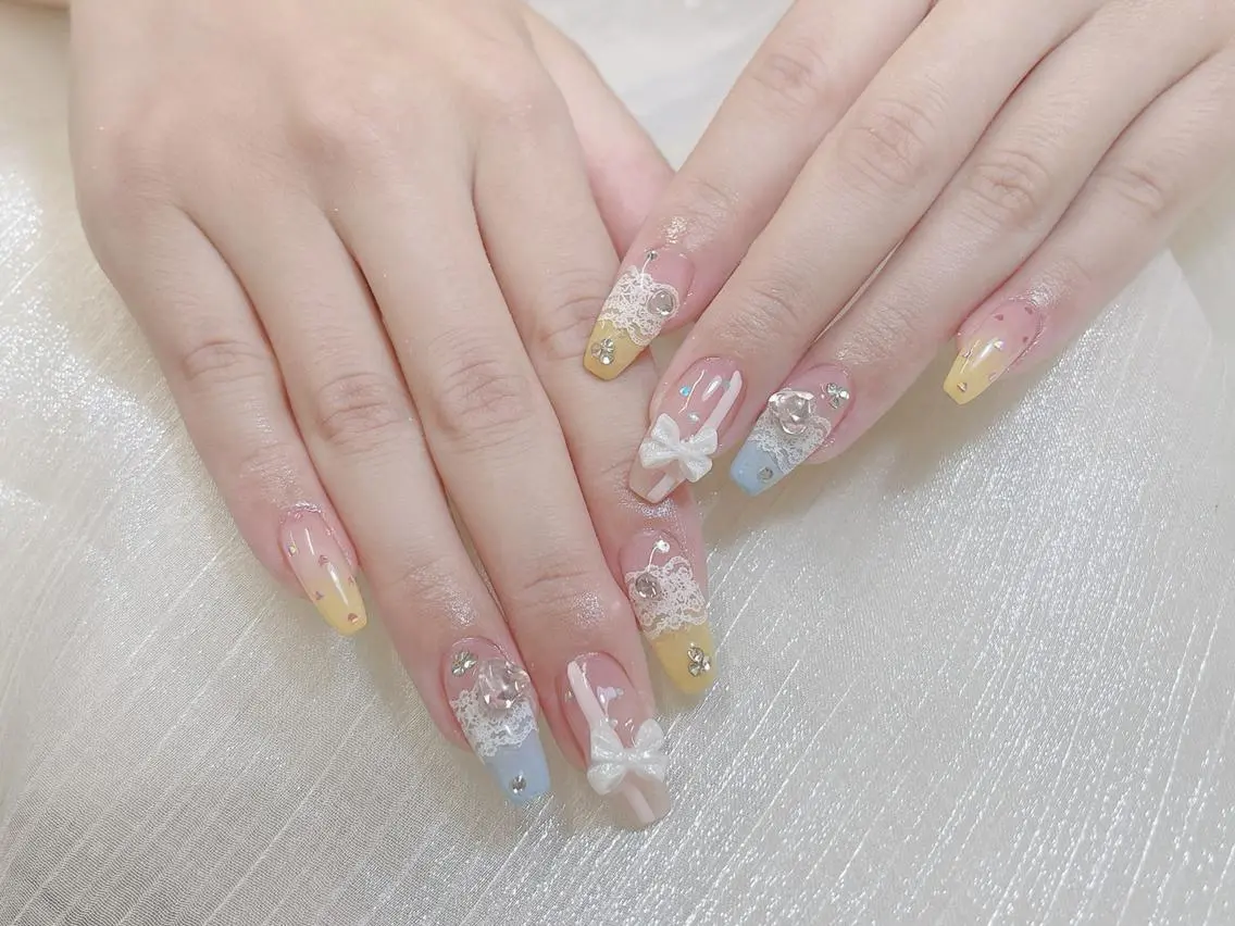 ネイル チークネイル ドット フラワーネイル フレンチネイル キラキラネイル ハンドネイル Chiaki ネイル大宮店のネイルデザイン