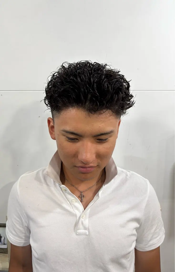ショート パーマ メンズ メンズパーマ カット パーマ 岡村 真央のヘアスタイル
