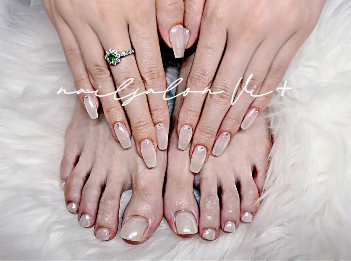 ネイル ハンドネイル フットネイル Nailsalon Vi+ももか🩷のネイルデザイン