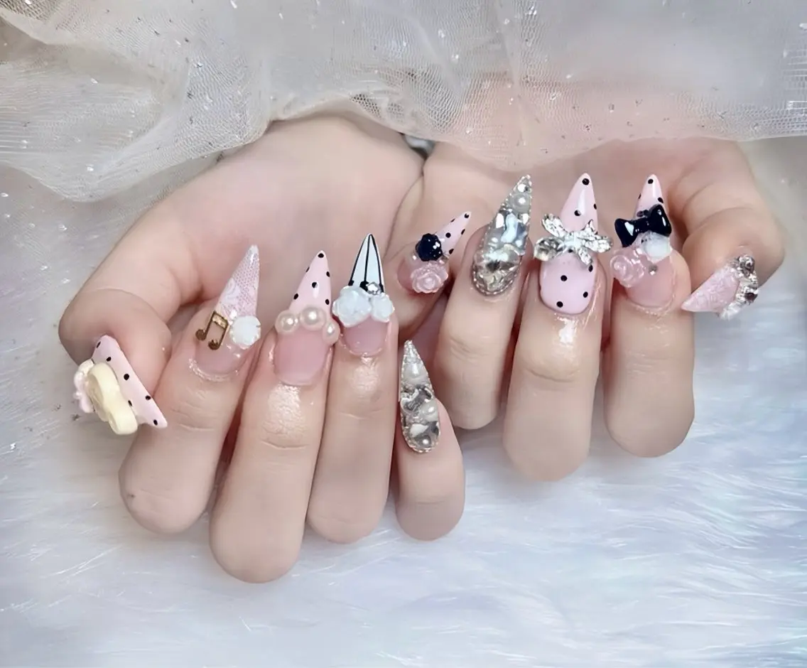 ネイル オーロラネイル チークネイル 桜ネイル クリアネイル ドット ハンドネイル Rin Nail 新大久保店のネイルデザイン