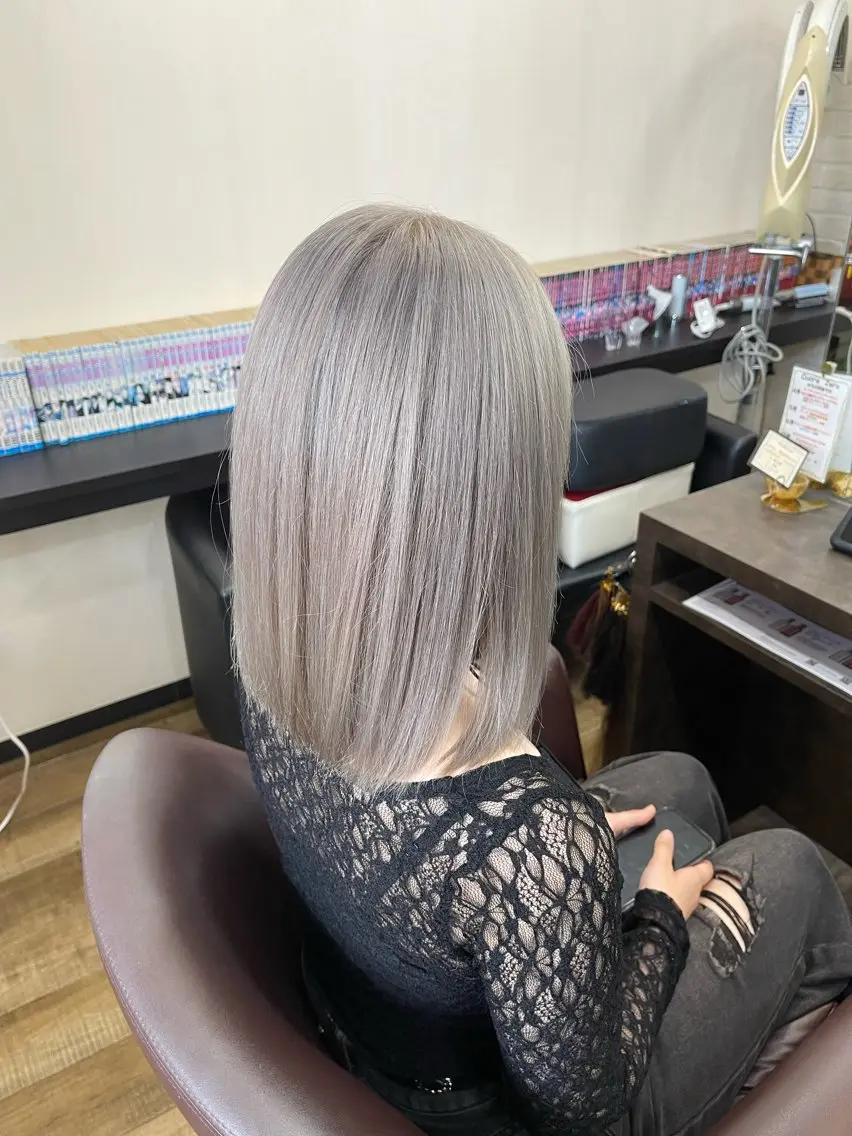ショート カラー ブリーチ グレージュ シルバー シルバーグレージュ ヘアカラー ANDIAMO SAKAE🍁楓のヘアスタイル