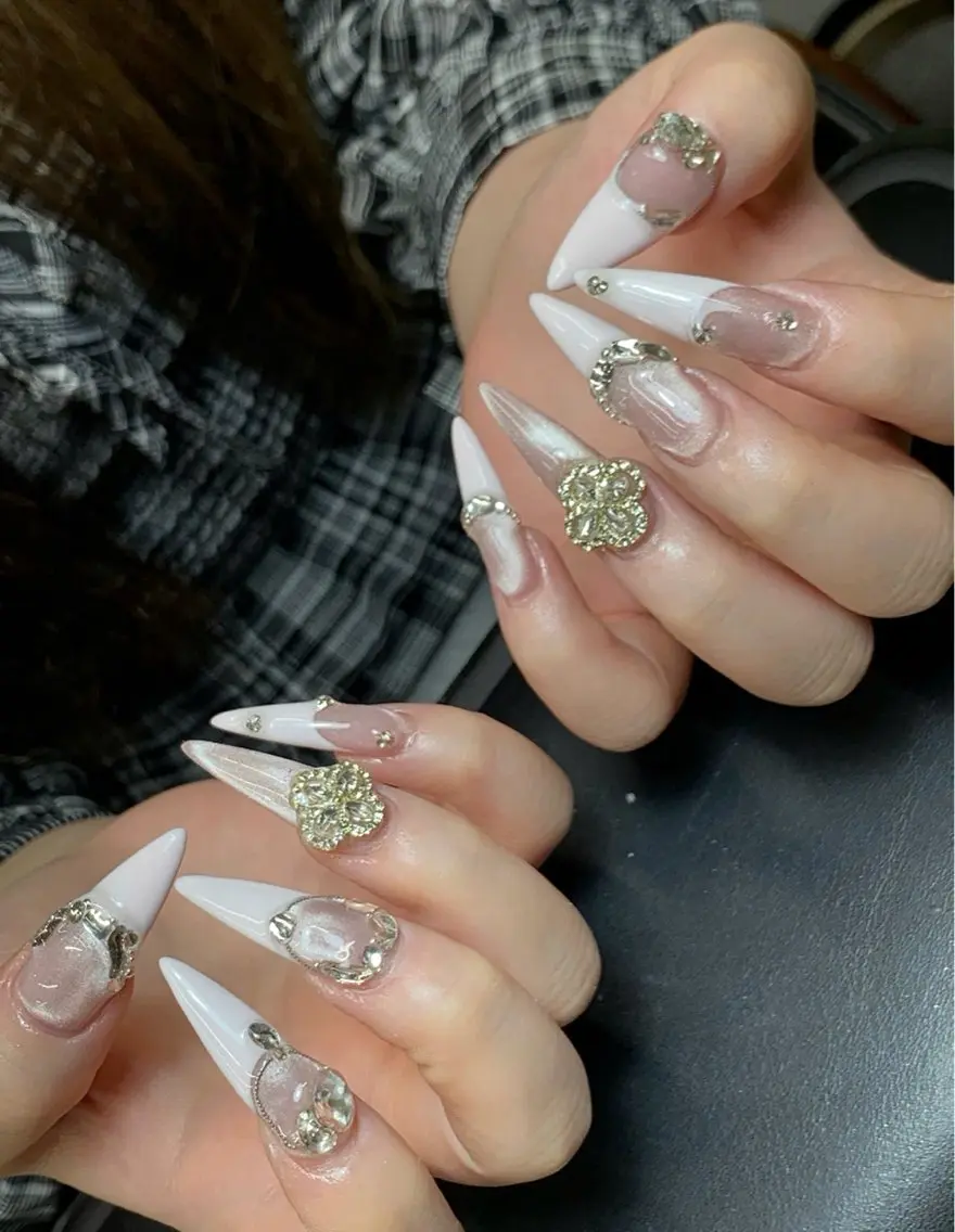 ネイル アートネイル キラキラネイル ロングネイル シルバー シンプルネイル Iconic Nailのネイルデザイン