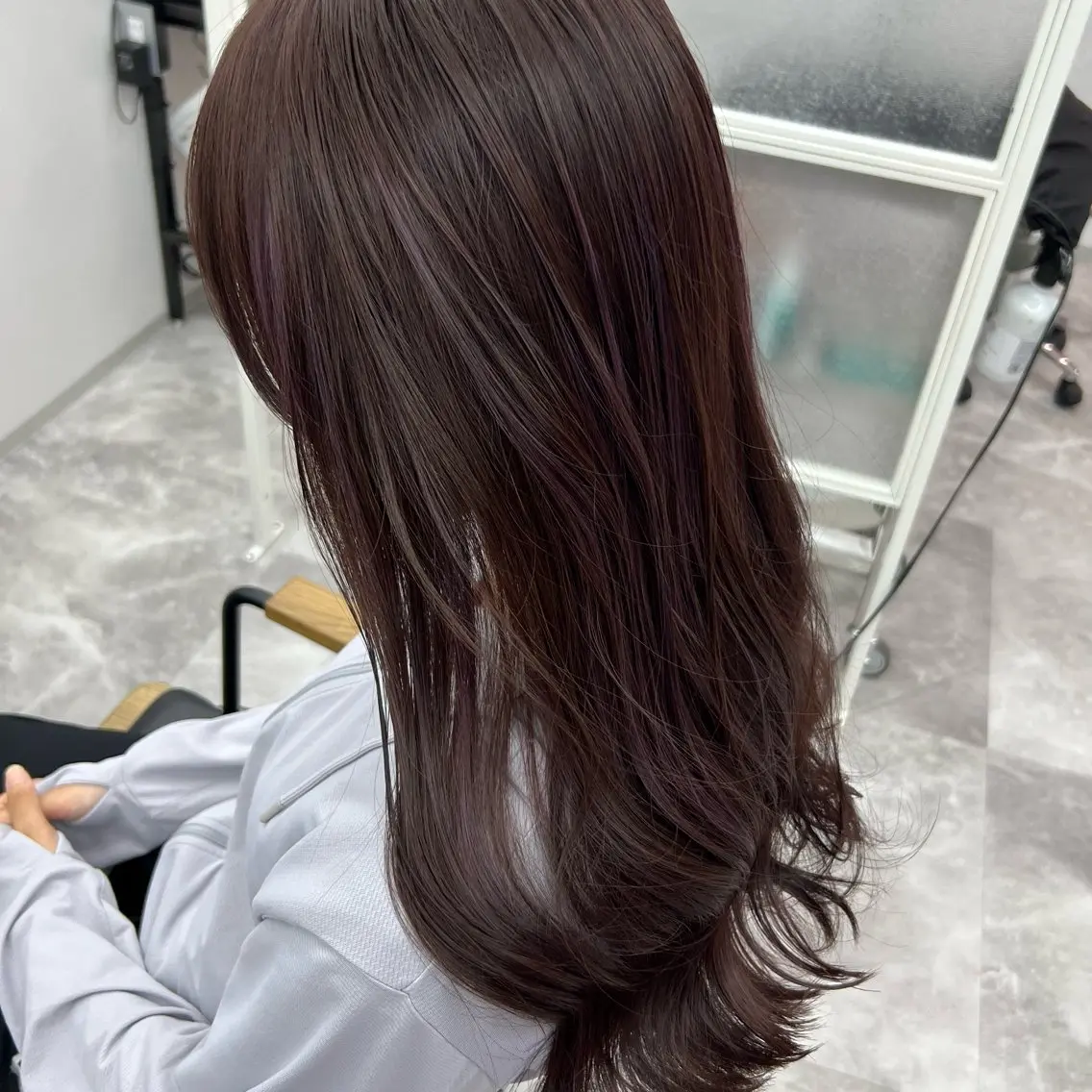 セミロング バイオレットブラウン ヘアカラー 岸下 理緒のヘアスタイル