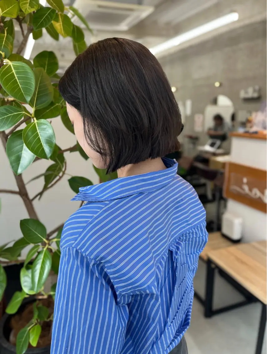 ショート カラー ボブレイヤー ブリーチ ダークグレー ボブ レイヤーカット Merci Ayumiのヘアスタイル