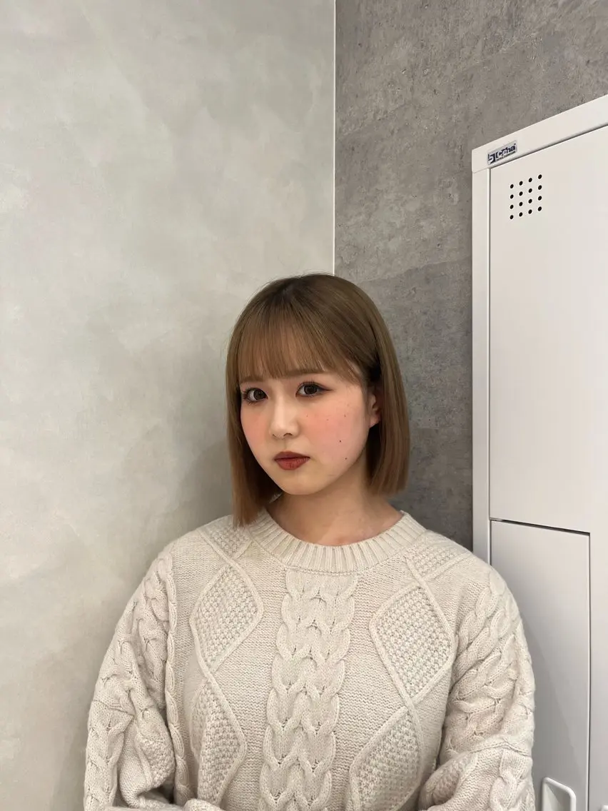 ミディアム カラー ベージュカラー ブリーチ 透明感カラー ハイトーンカラー ミルクティーベージュ カット ヘアカラー トリートメント ブリーチなしベージュ レイヤーカットはるかのヘアスタイル