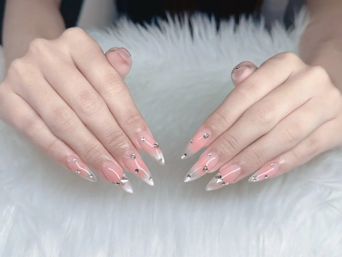 ネイル キラキラネイル 韓国ネイル オフィスネイル シンプルネイル ハンドネイル GOHOUBI Nail 心斎橋店のネイルデザイン