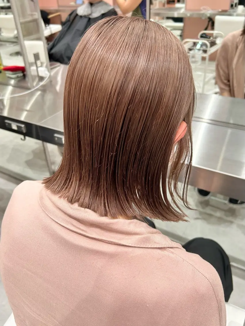 ミディアム カラー ベージュカラー ミルクティーベージュ ボブ カット ヘアカラー トリートメント ハイトーン/ブリーチ 似合せカット/パーマのヘアスタイル