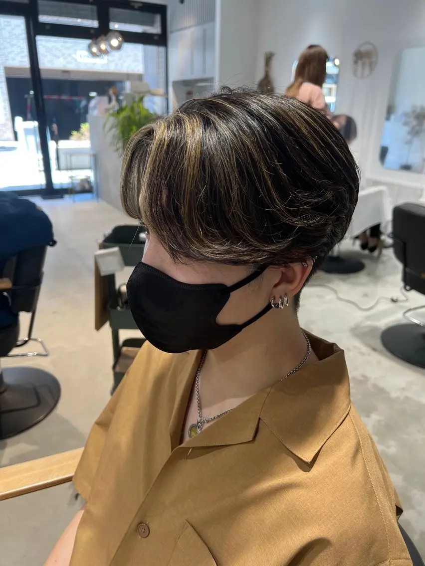 ミディアム カラー メンズ センターパート メンズハイライト ハイライトカラー ハイライト カット ヘアカラー メンズカットパーマ ✂️ JOYAのヘアスタイル