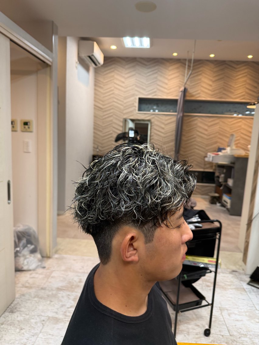 ショート カラー パーマ メンズ メンズメッシュ メンズパーマ メッシュ スパイラルパーマ 鈴木 悠人のヘアスタイル