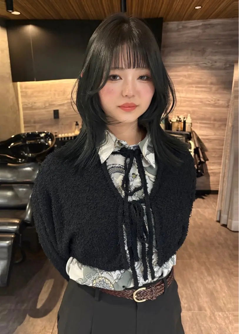 ミディアム カット ヘアカラー トリートメント 縮毛矯正/髪質改善/ 艶髪/レイヤーカットのヘアスタイル