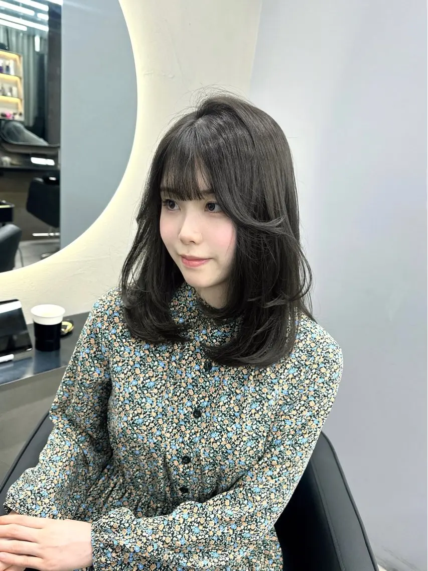 ミディアム カラー ヘアアレンジ ダークグレー ダークグレージュ グレージュ レイヤーカット 新宿⌇韓国風ヘア ⌇透明感カラーのヘアスタイル