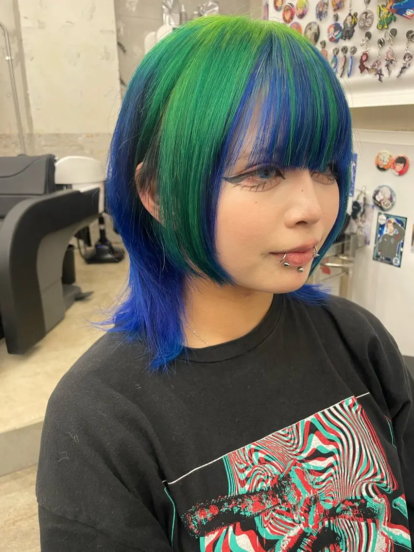 ミディアム カラー インナーカラー 推し ブリーチ 髪質改善のヘアスタイル