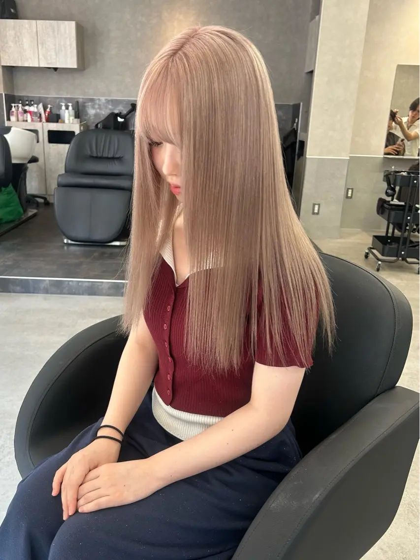 セミロング カラー ベージュカラー ブリーチ ハイトーンカラー ミルクティーベージュ ヘアカラー トリートメント moe🎀 透明感カラーのヘアスタイル