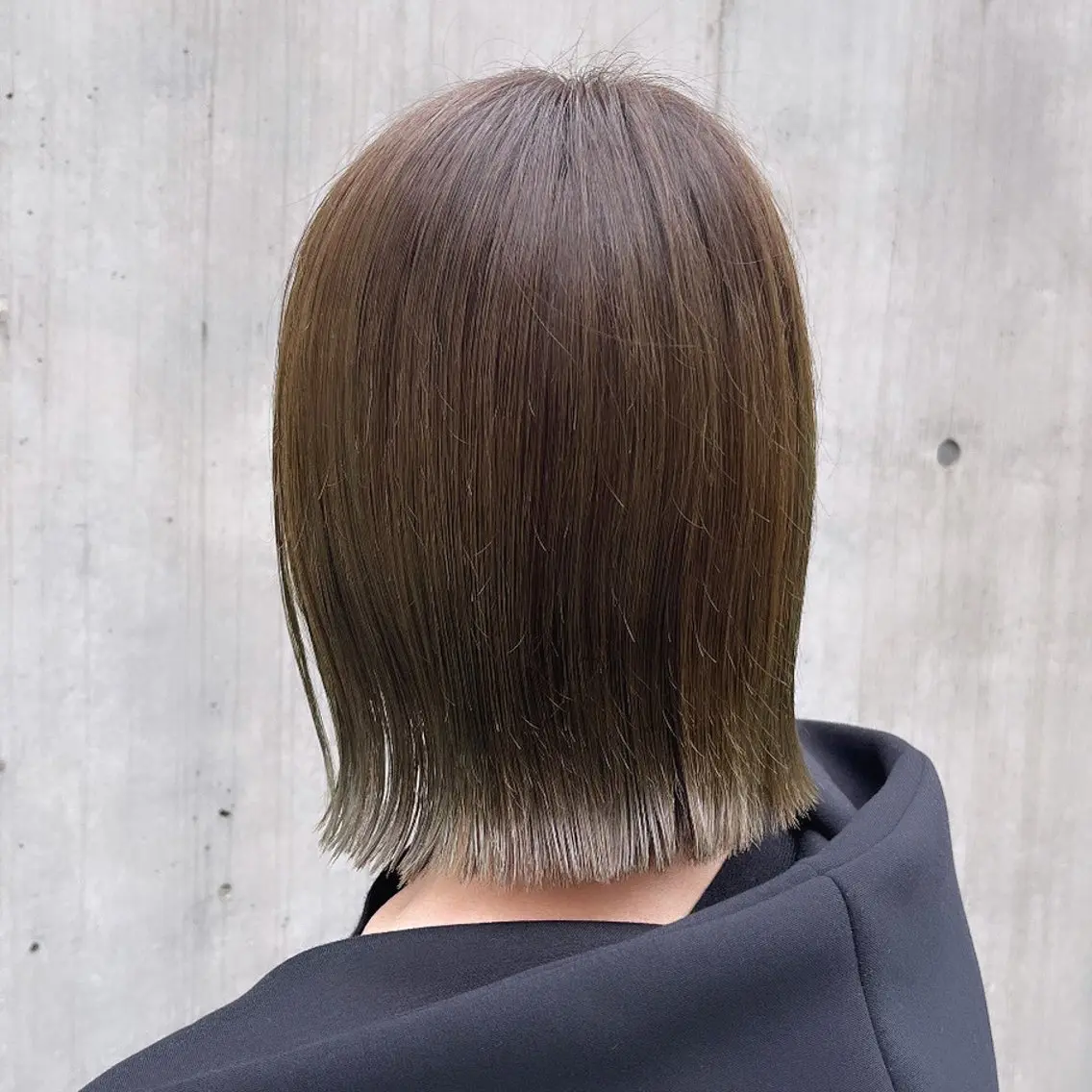 ミディアム カラー アッシュ アッシュグレー アッシュグレージュ ベージュカラー ブリーチ カット ヘアカラー トリートメント ヘッドスパ ヘアセット カジュアルを女っぽく 𝗮𝘆𝗮𝗰𝗼のヘアスタイル