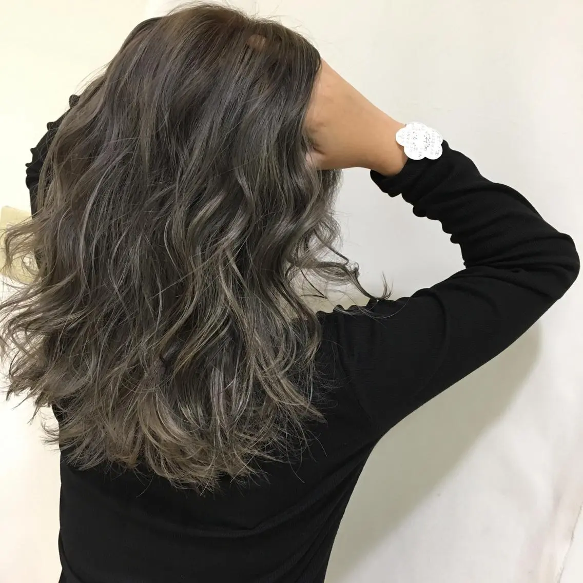 ロング カラー パーマ ヘアアレンジ マツエク・マツパ アッシュ ダークグレー ハイライトカラー ハイライト きむえり/髪質改善 /うねり広がり改善のヘアスタイル
