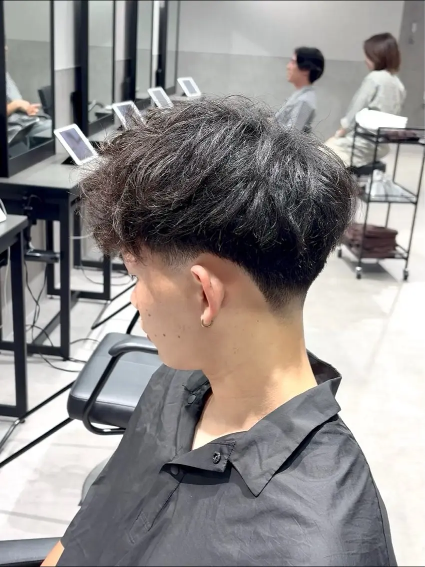 ショート カラー パーマ メンズ カット 【シャドウパーマ センターパート】義心のヘアスタイル