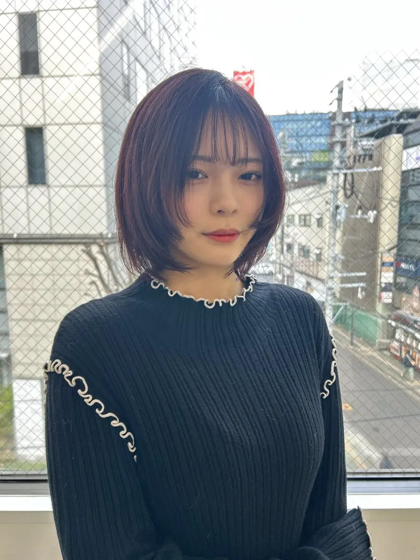 ミディアム カラー 縮毛ブリーチ／黒染め 複雑履歴／ホワイトのヘアスタイル