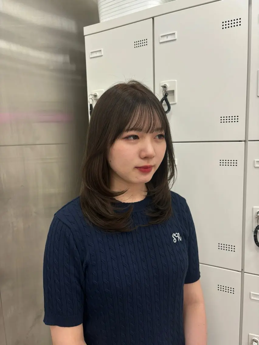 セミロング カラー 抜け感レイヤー︴ ニュアンスカラーのヘアスタイル