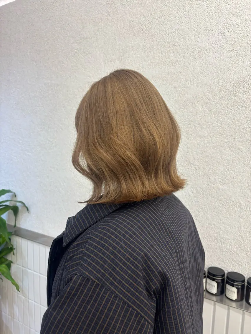 ミディアム カラー ヘアカラー 🧸柔らかベージュ/ 顔周りレイヤー/ミクのヘアスタイル