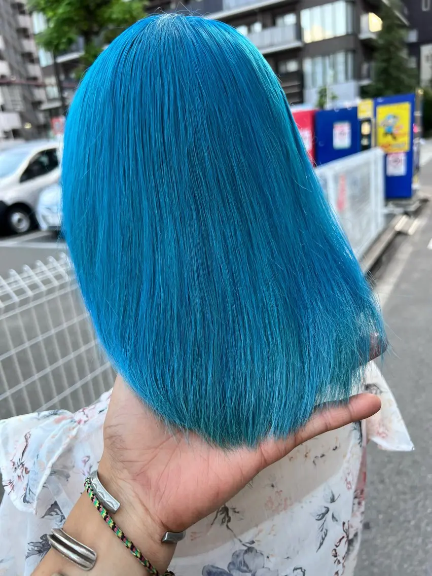 ミディアム カラー 黒髪 ブリーチ ブルーカラー ブルーブラック ケアブリーチ ヘアカラー Lima/ハイトー ン/ブリーチ/心斎橋のヘアスタイル