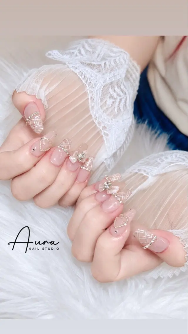 ネイル アートネイル ジェルネイル ガーリー ハート キラキラネイル ハンドネイル Aura Nail Studioのネイルデザイン