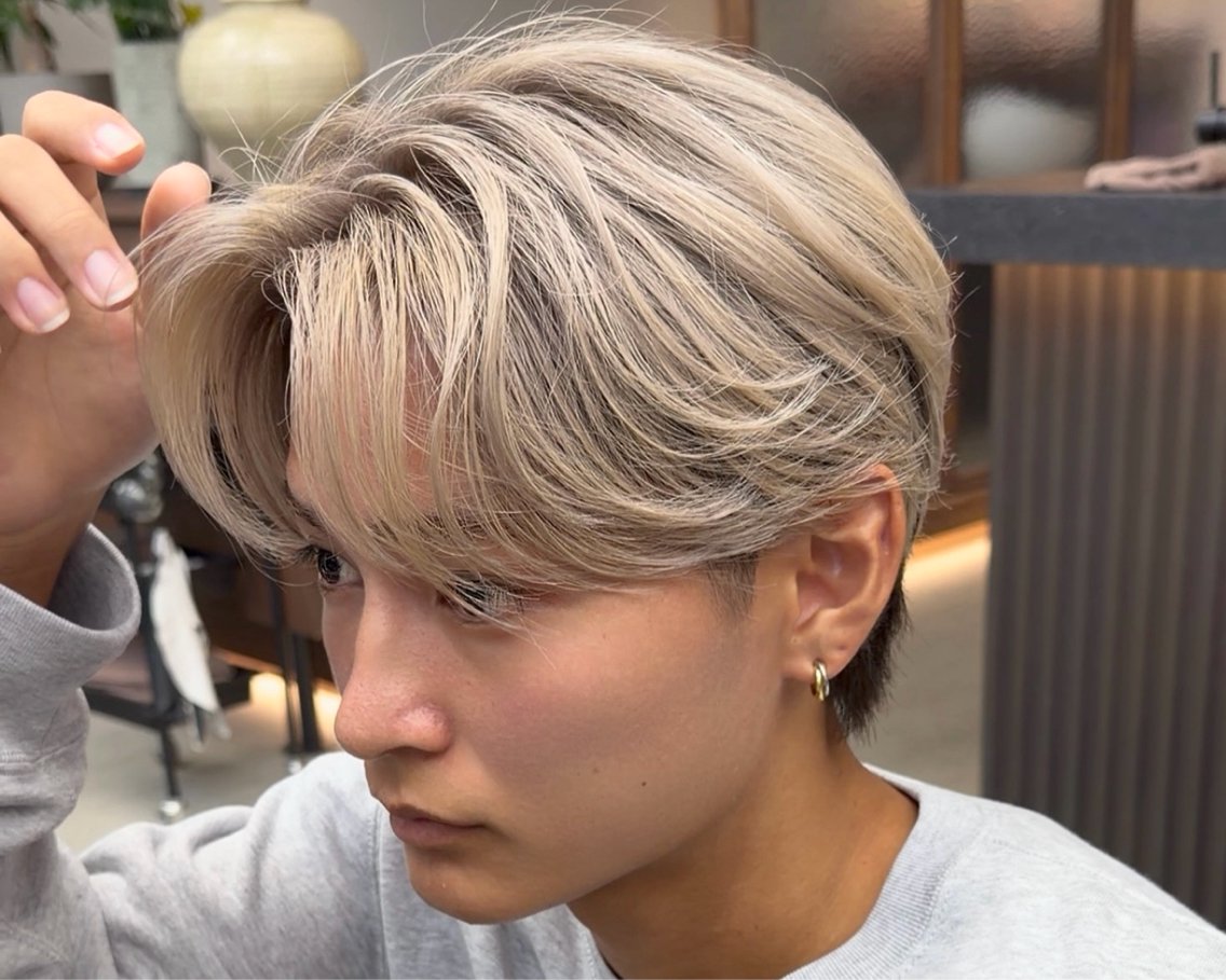 カラー メンズ メンズハイトーン ベージュカラー ブロンド ブロンドベージュ ハイトーンカラー カット ヘアカラー メンズバレイヤージュ /海外カラー/中川稜のヘアスタイル