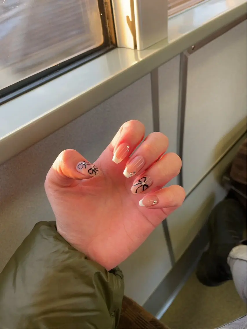 【hand】シンプルデザイン(ケアオフ込み)※〜5本程度のシンプルアートの写真