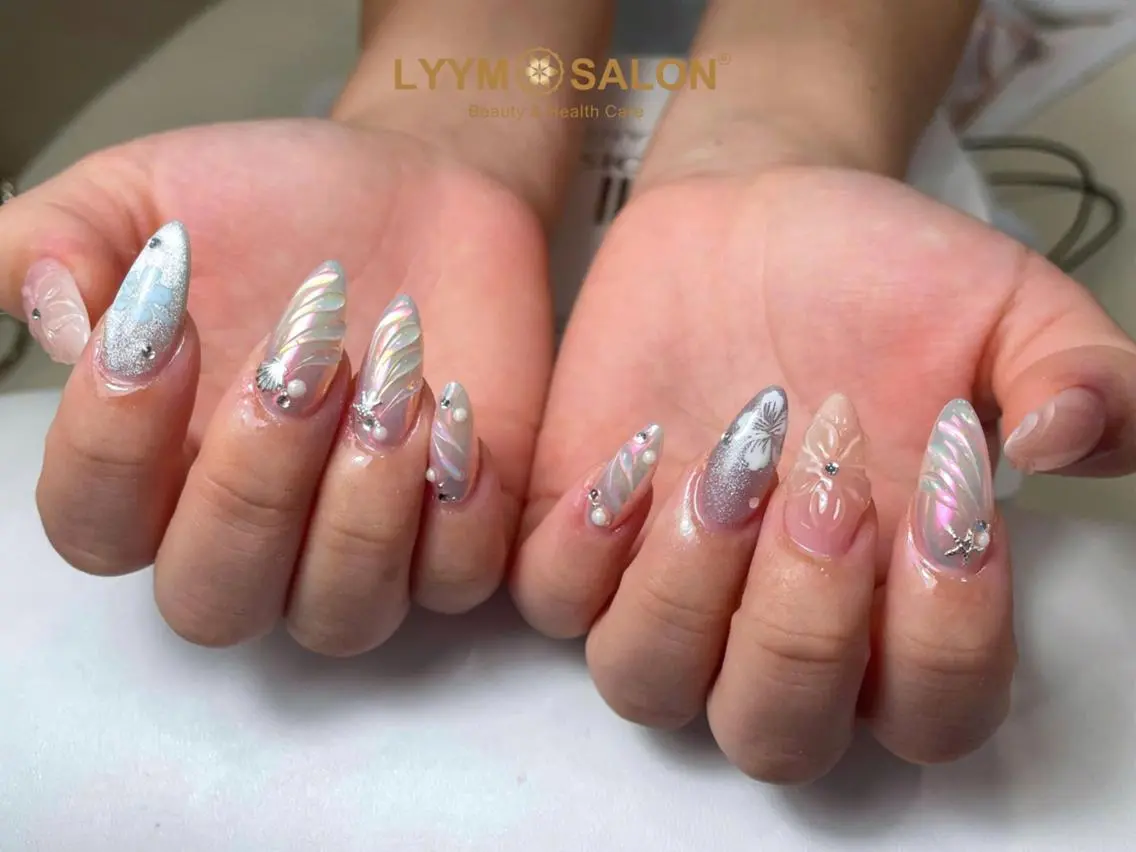 ネイル アートネイル フラワーネイル ジェルネイル ガーリー キラキラネイル ハンドネイル LYYM Salonのネイルデザイン