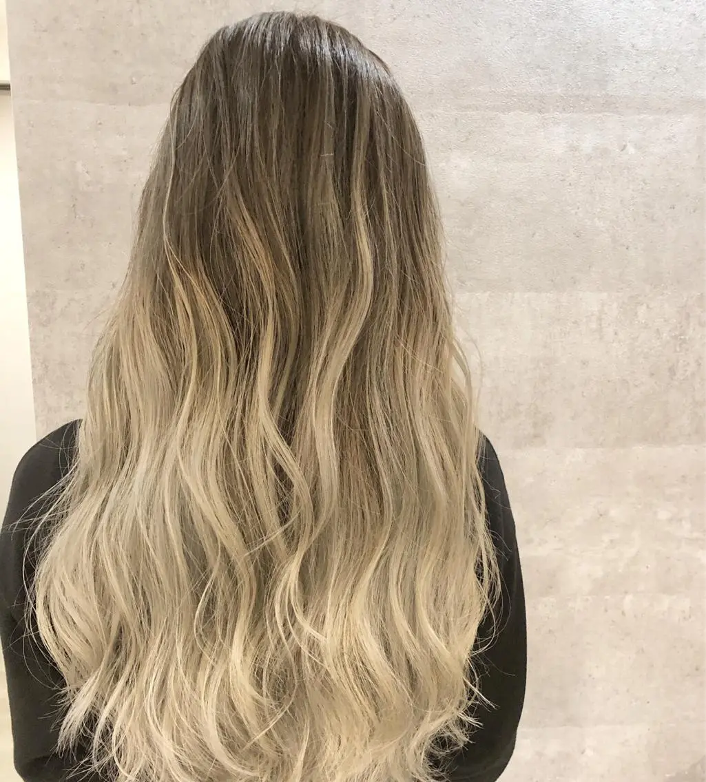ロング カラー アディクシーカラー ブリーチ ブロンド ケアブリーチ イルミナカラー 髪質改善で 憧れの潤艶美髪にのヘアスタイル