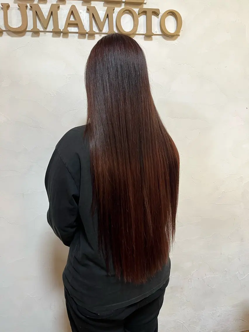 ロング レッドブラウン chinatsu .のヘアスタイル
