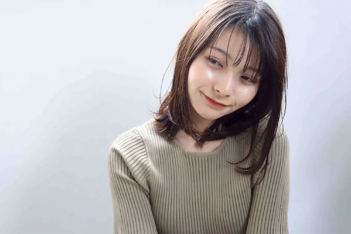 セミロング 川瀬 由詩のヘアスタイル