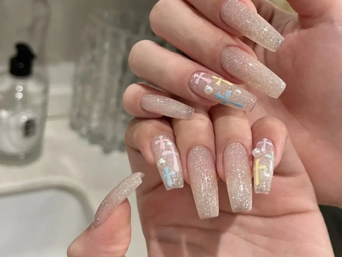 ネイル チークネイル フレンチネイル ジェルネイル ガーリー キラキラネイル ハンドネイル UM Nail Salonのネイルデザイン