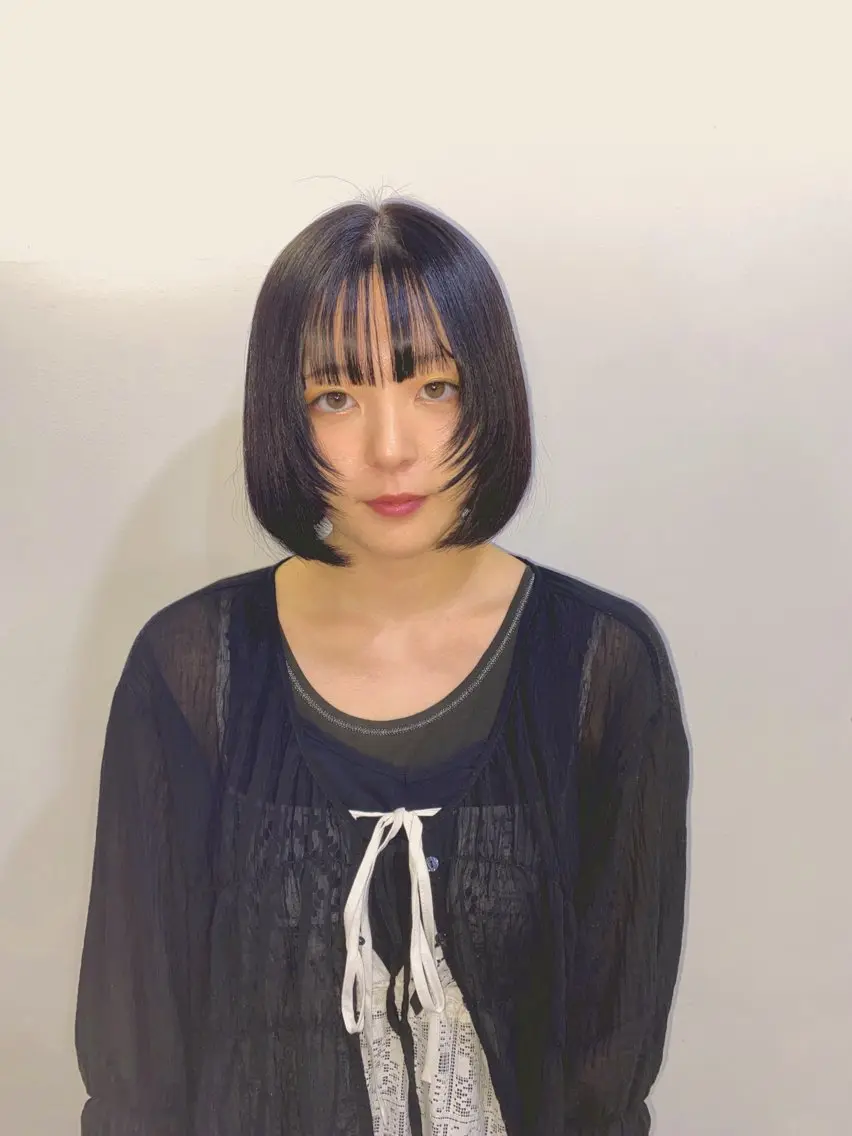 ミディアム カラー 切りっぱなしボブ レッドカラー ボブ 顔周りカット レイヤーカット ハナダ メイのヘアスタイル