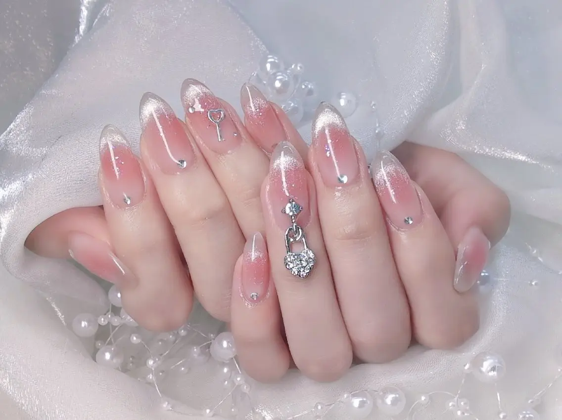 ネイル フラッシュネイル フレンチネイル キラキラネイル ラメ(グリッター) マグネットネイル Chouette Nailのネイルデザイン