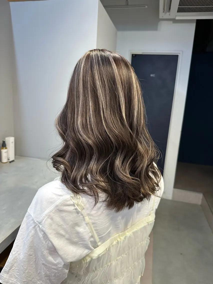 ミディアム カラー ブリーチ ハイライトカラー 外国人風カラー ハイライト ヘアカラー トリートメント 🌟ハイライト/ハイ トーン🌟MIKIのヘアスタイル