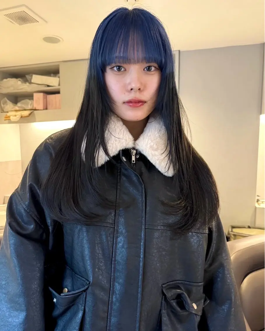 セミロング カラー ブリーチ ブルーカラー デザインカラー ネイビーカラー ヘアカラー トリートメント RAIMA ケアハイトーンのヘアスタイル