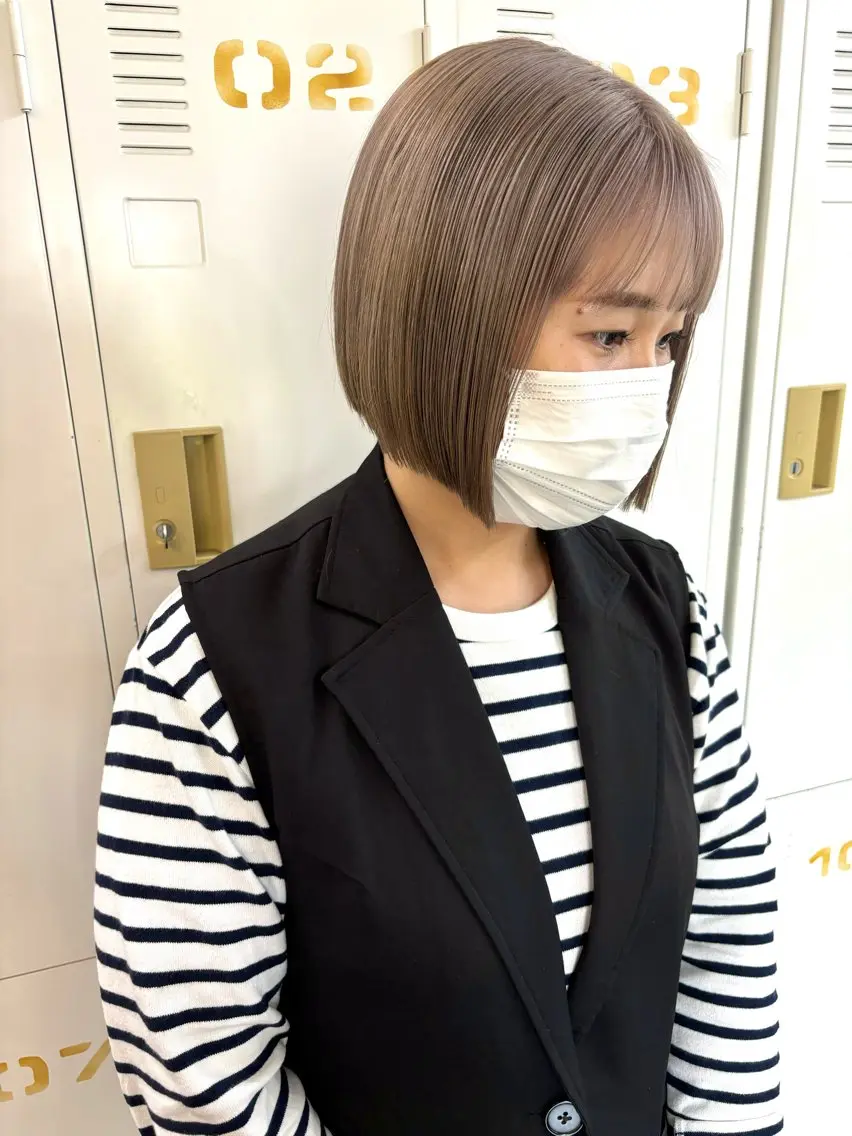 ミディアム カラー ブロンド ホワイトブロンド LOMARLIE JURIAのヘアスタイル