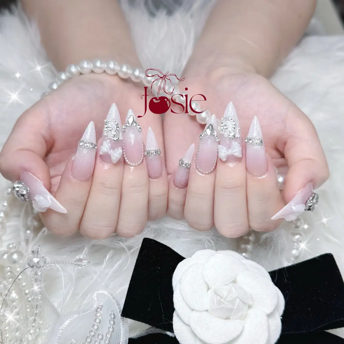 ネイル 長さ出し キラキラネイル 韓国ネイル ロングネイル ワンホンネイル ハンドネイル Josie nail salonのネイルデザイン