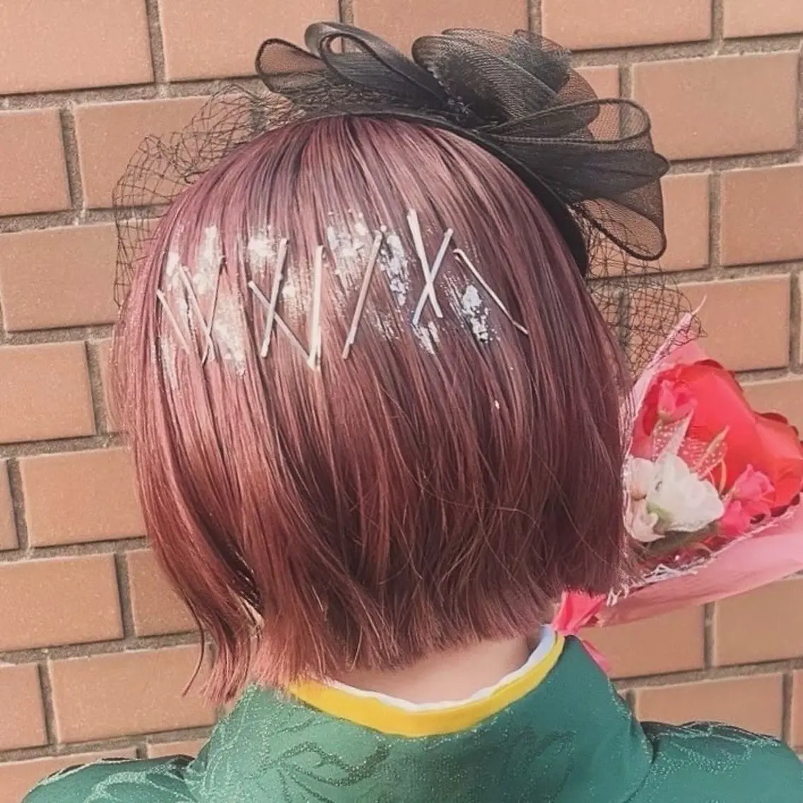 ショート ボブ 卒業式のヘアスタイル ヘアセット 艶暖色カラー🍒 縮毛矯正ほののヘアスタイル