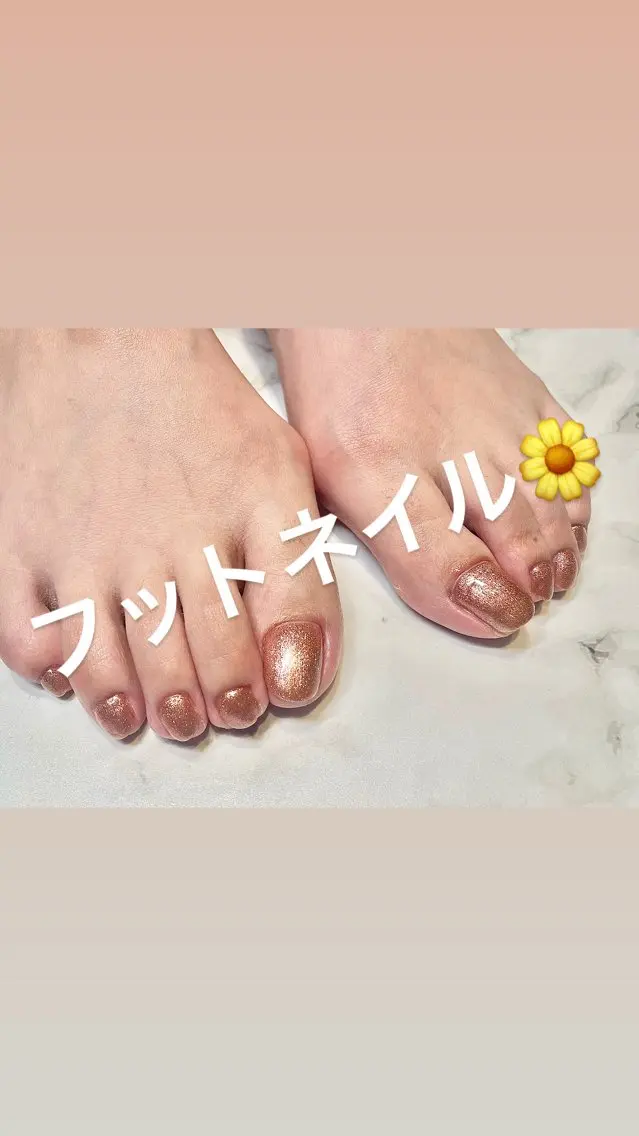 ネイル フラッシュネイル フットネイル ジェルネイル ラメ(グリッター) ラメグラデーション beamerci🌼 SHIORIのネイルデザイン