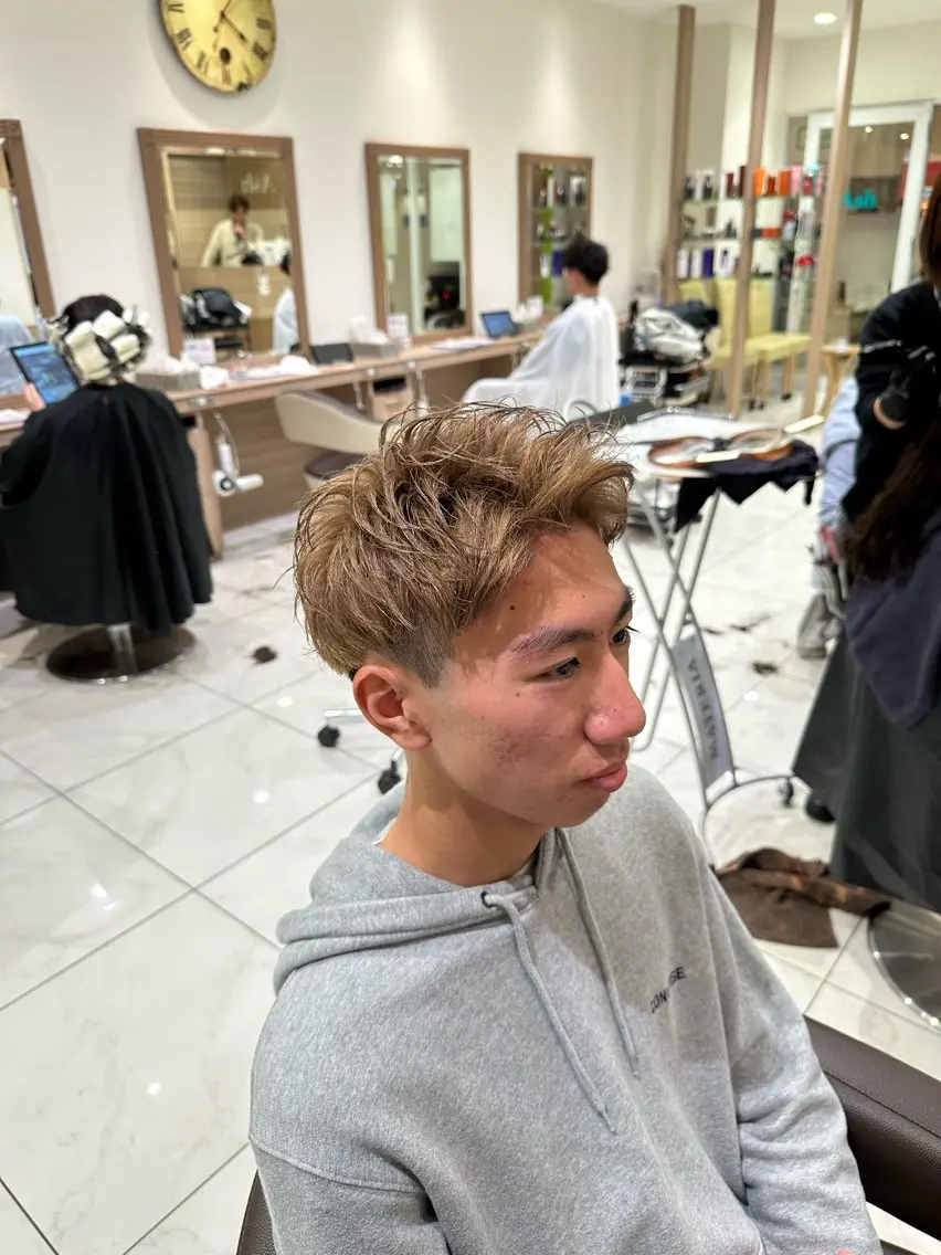 ショート カラー メンズ ベージュカラー ミルクティーベージュ カット ヘアカラー 渡邉 理央のヘアスタイル