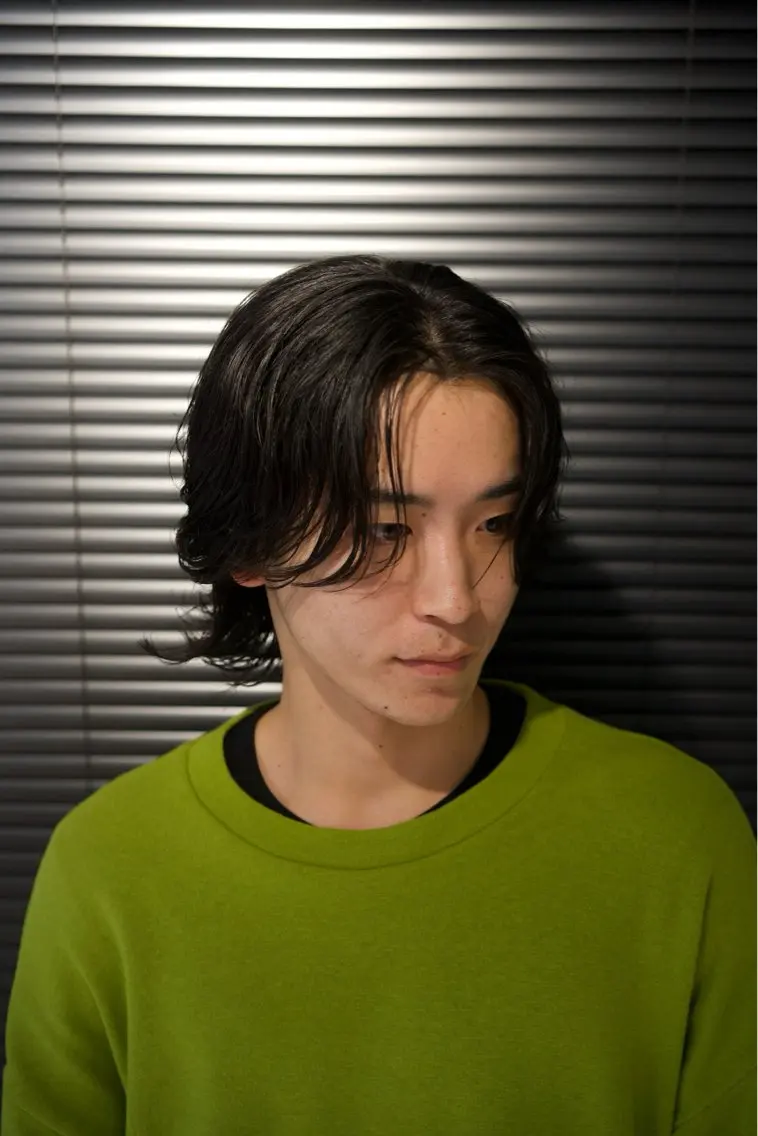 ミディアム パーマ メンズ ミディアムパーマ センターパート メンズパーマ 学生(メンズ向け) 学生 渋谷/メンズパーマ/ 縮毛矯正/冨島佑太のヘアスタイル