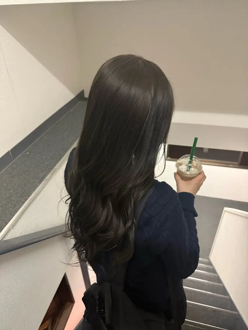 ロング カラー 透明感カラー グレージュ Miyu .のヘアスタイル